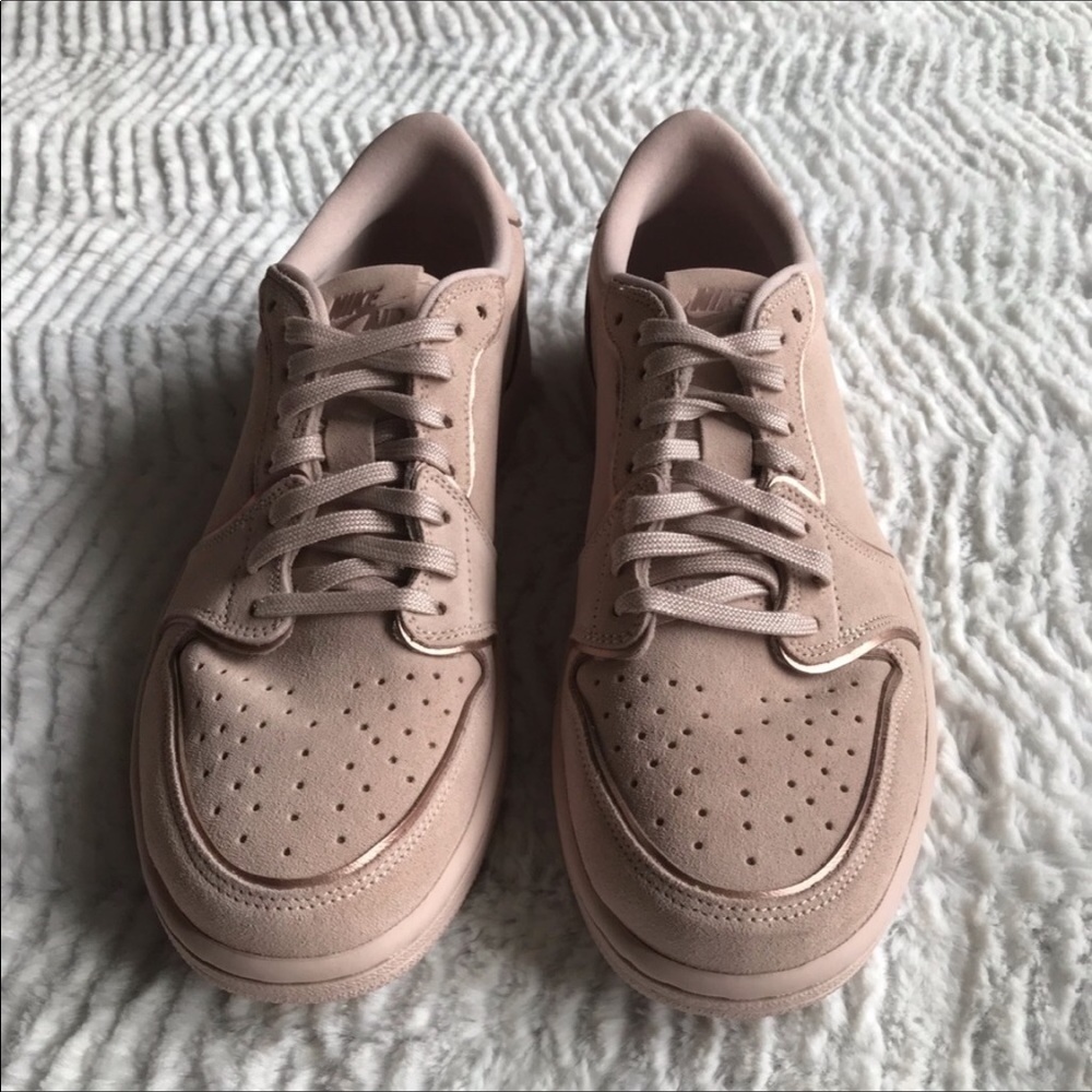 Nike Air Jordan Retro 1 low no swoosh women’s 9 - Picture 2 of 5